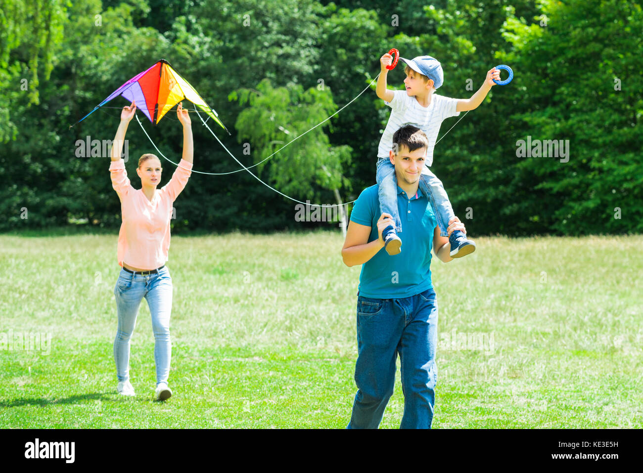 Familie Im Park beim Fliegen Die bunten Drachen Stockfoto