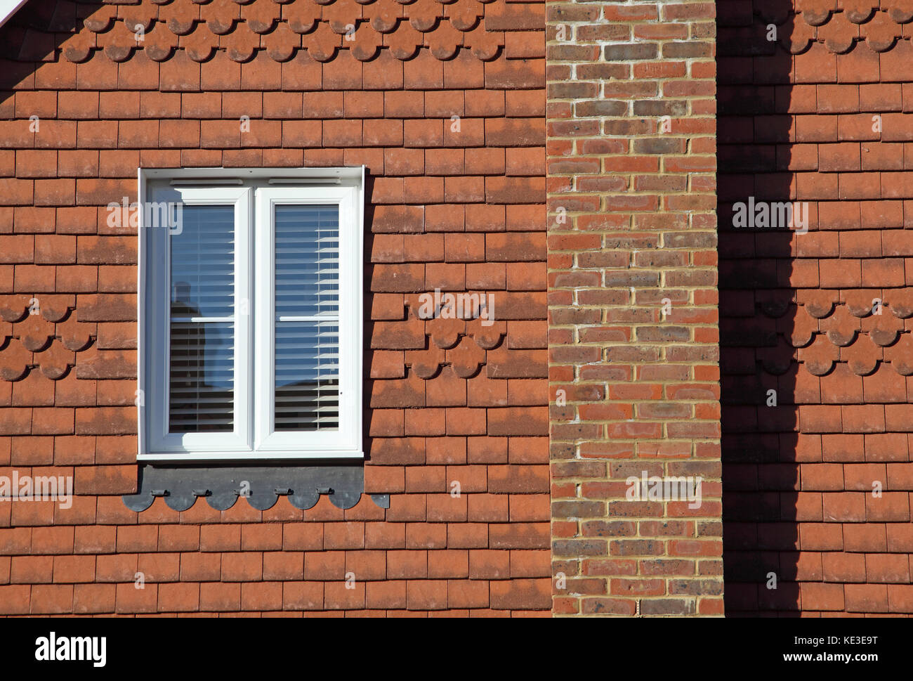Nahaufnahme von traditionellen Tonfliesen an der Außenwand eines neu gebauten Hauses in Lingfield, Sussex, Großbritannien Stockfoto