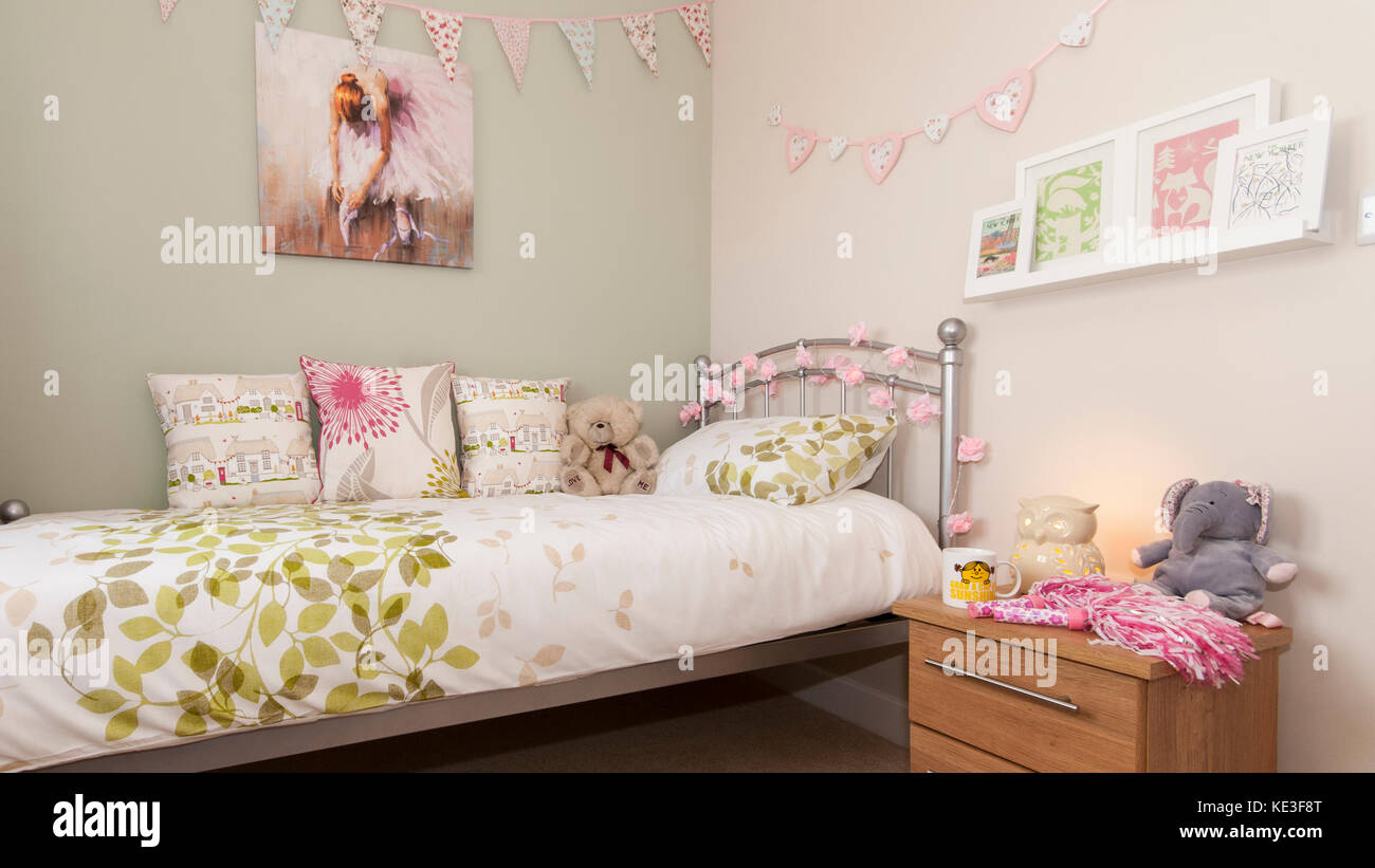 Mädchen Schlafzimmer mit Einzelbett und Schrank Stockfoto