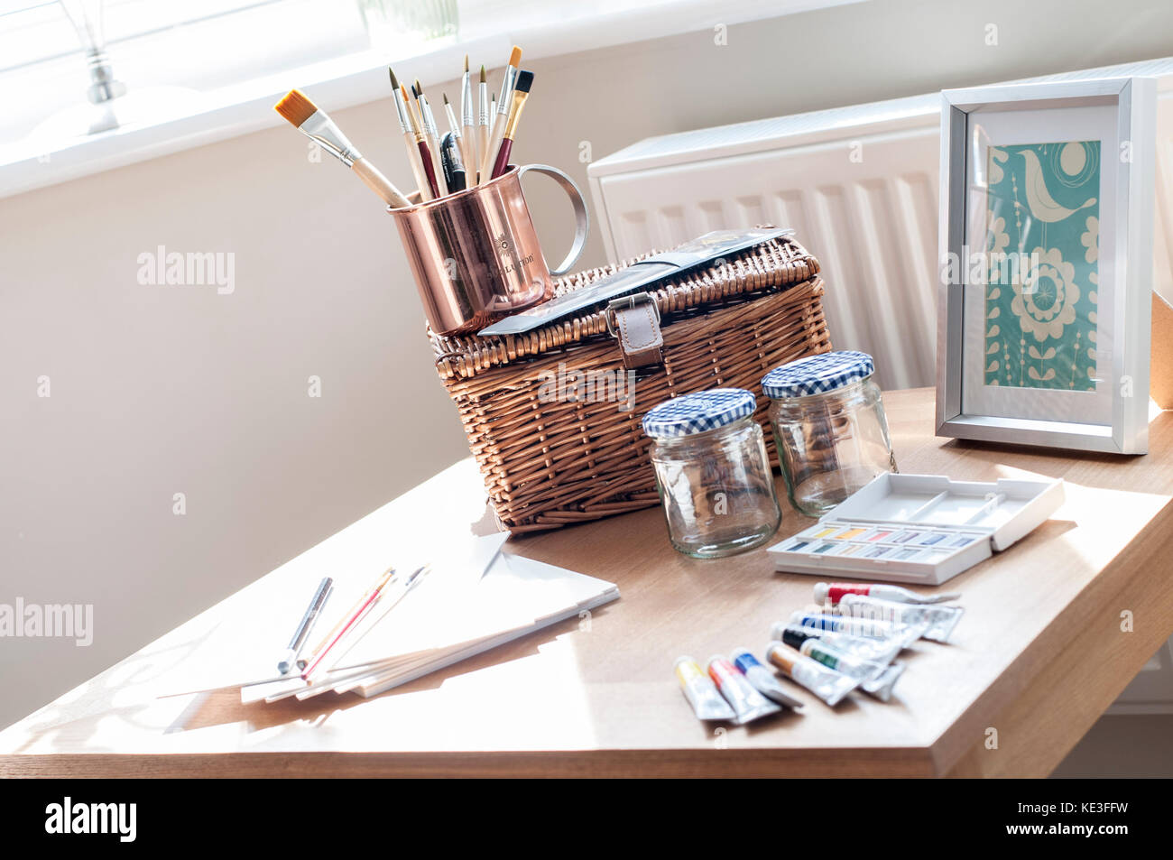 Kleine crafting Tabelle im Wohnraum Stockfoto