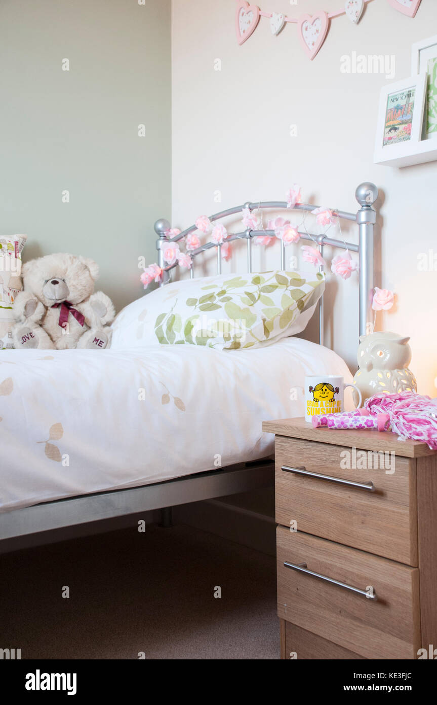Single metall Bett in den Mädchen Schlafzimmer Stockfoto