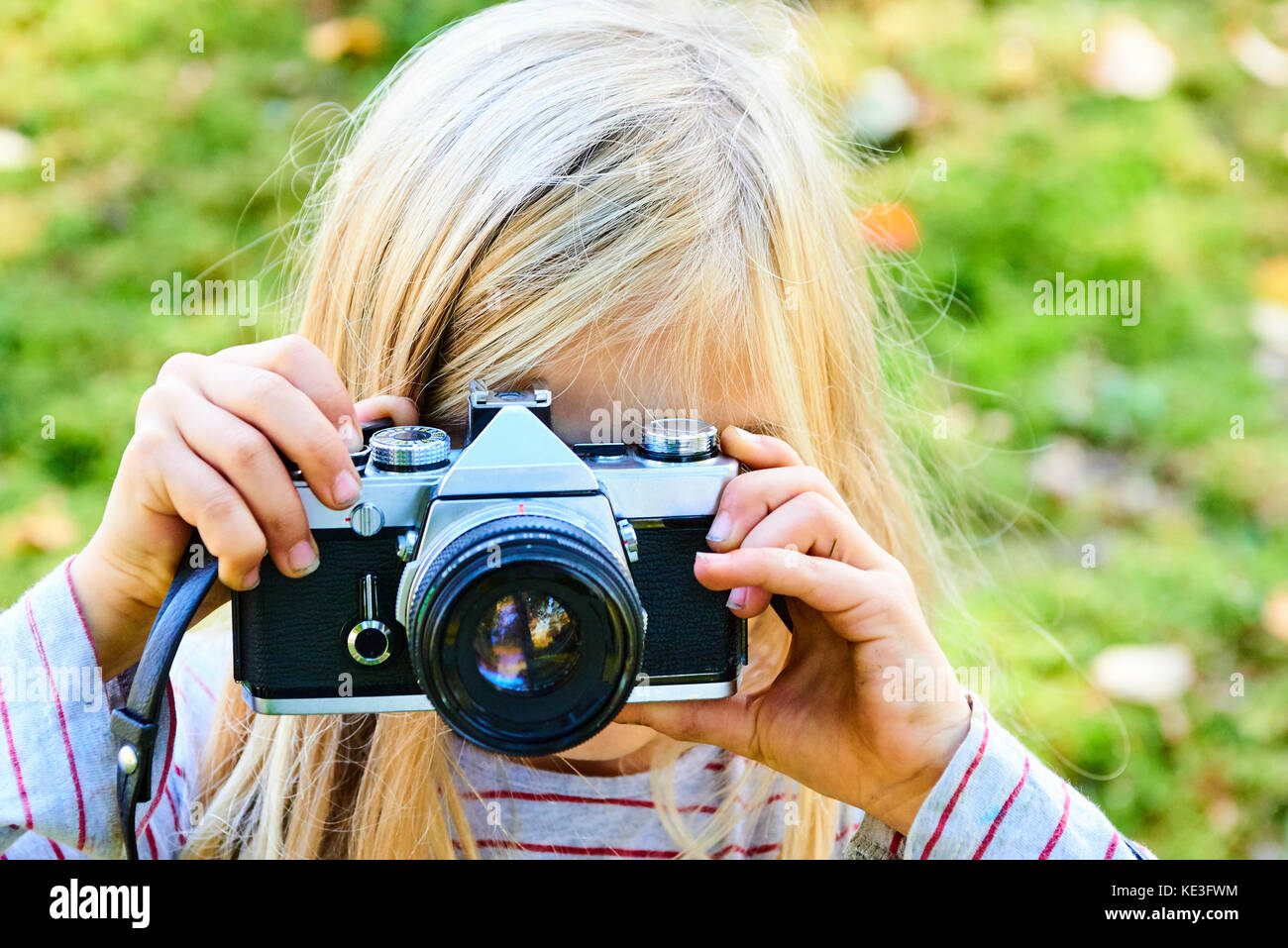 Kleine Mädchen, die mit Vintage film Kamera Stockfoto