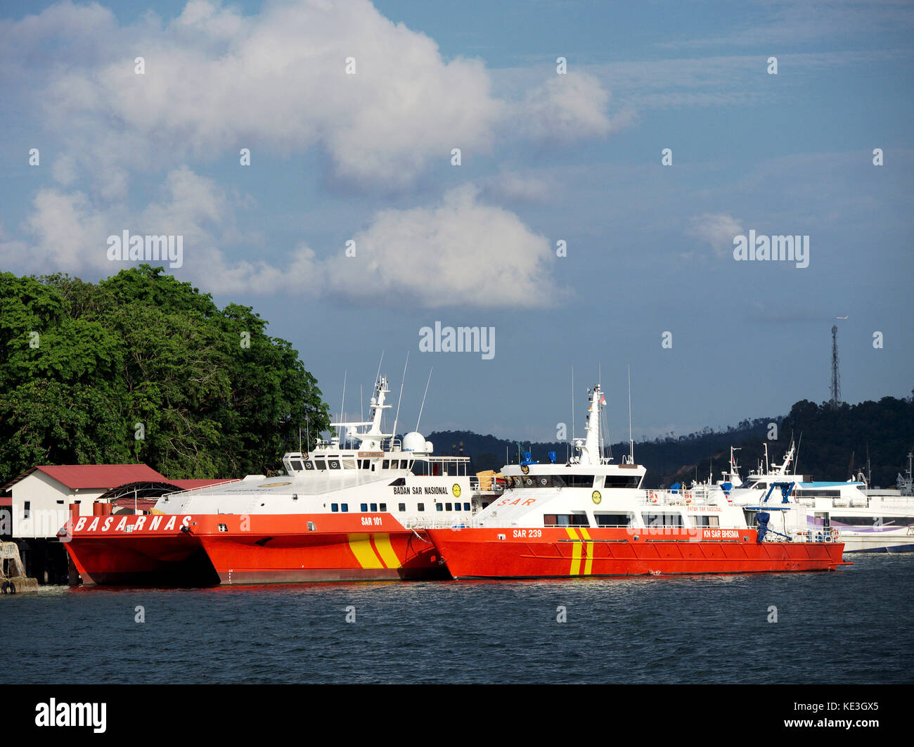 Such- und Rettungsschiffe (SAR), die der Nationalen Such- und Rettungsbehörde der Republik Indonesien (Basarnas) angehören, liegen am Pier vor Batam, Indonesien Stockfoto