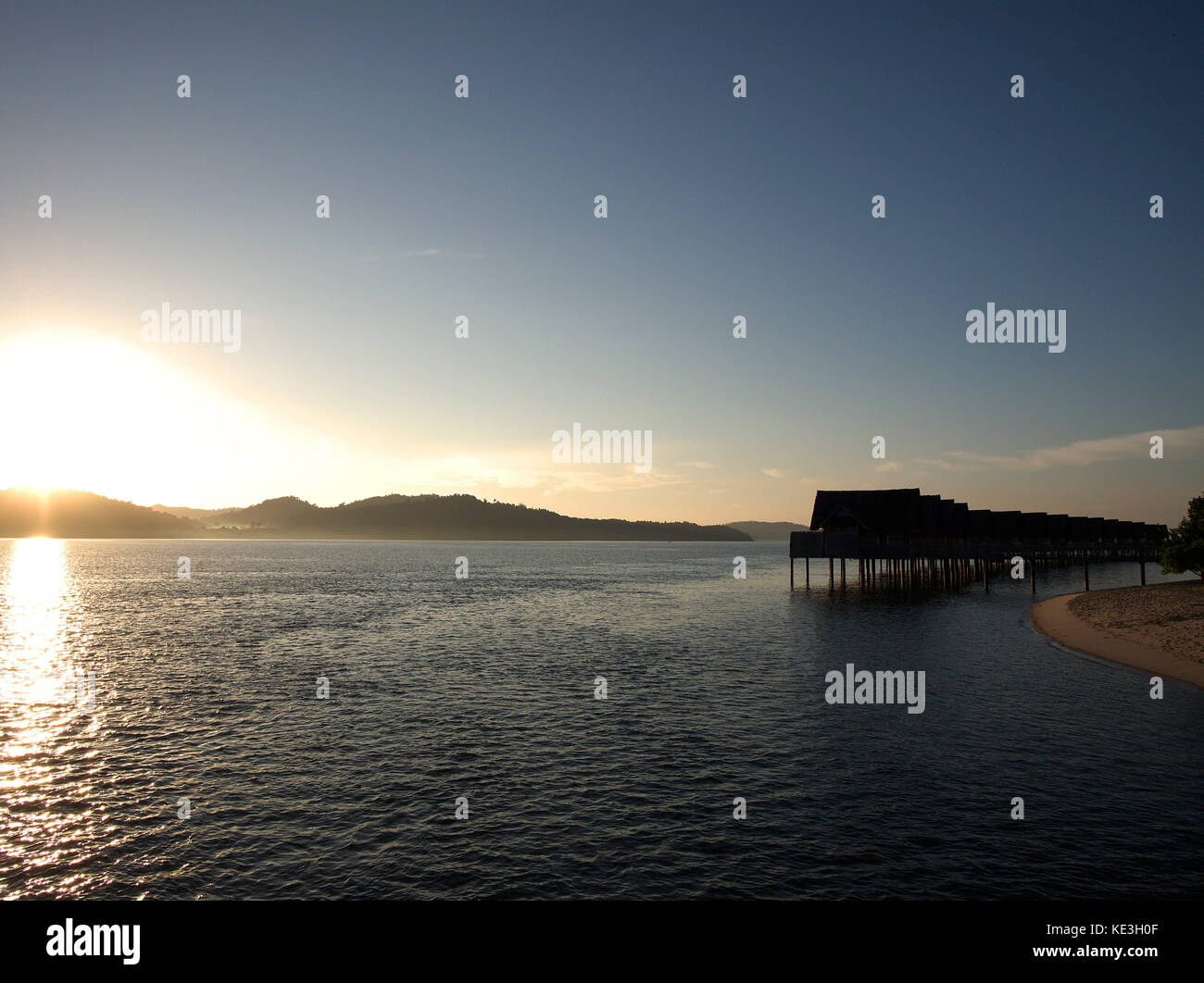 Traditionelle indonesische Architektur (Kelong) Villa auf dem Wasser im Telunas Private Island Resort, auf den Riau-Inseln, Indonesien Stockfoto