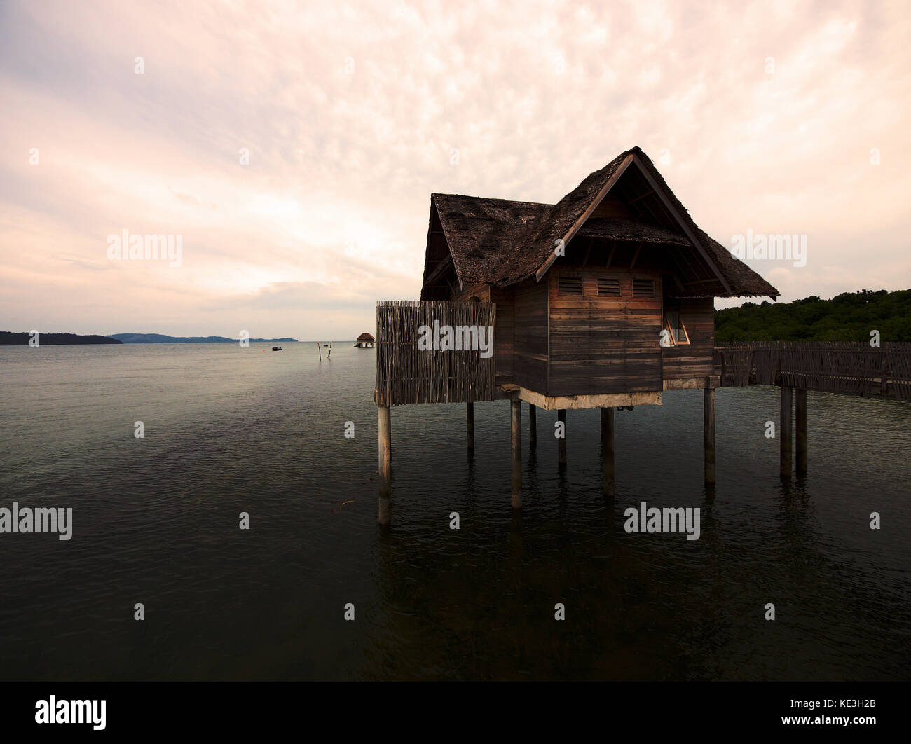 Traditionelle indonesische Architektur (Kelong) Villa auf dem Wasser im Telunas Private Island Resort, auf den Riau-Inseln, Indonesien Stockfoto