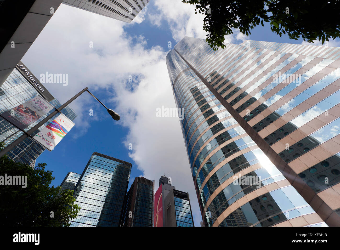 Weitwinkelaufnahme oben Wolkenkratzern (Eins und Zwei exchange Square), im Herzen des Geschäftsviertels von Hong Kong Stockfoto