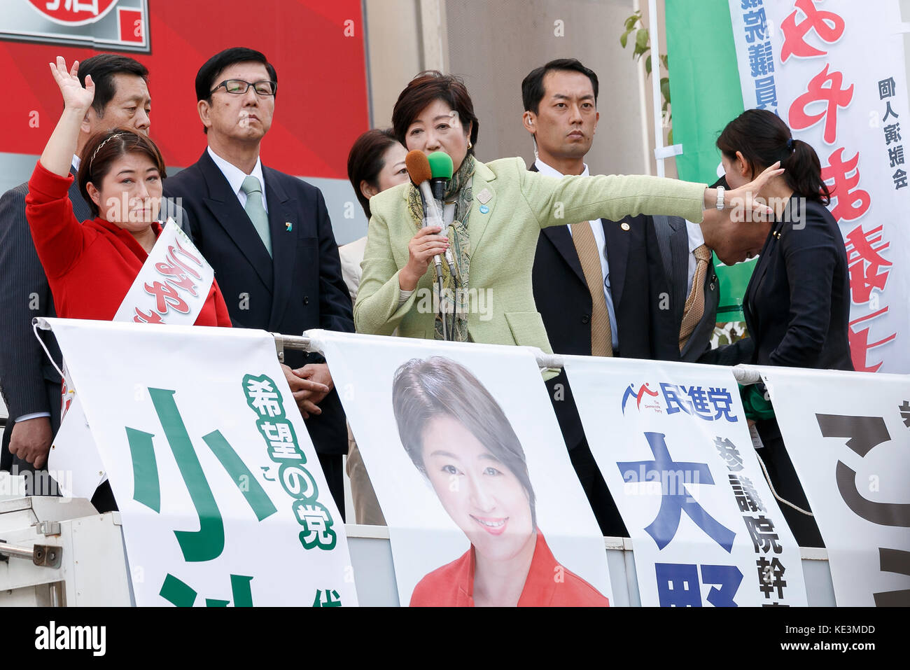 Saitama, Japan. Oktober 2017. Yuriko Koike, Gouverneur von Tokio und Führer der neuen Nationalpartei Kibo no to (Partei der Hoffnung), hält am 18. Oktober 2017 eine Straßenrede vor der Kawagoe Station in Saitama, Japan. Koike bot ihre Unterstützung dem ehemaligen Mitglied der Demokratischen Partei (DP) und Kibo NO dem Kandidaten Yasuko Komiyama an. Kredit: Aflo Co. Ltd./Alamy Live News Stockfoto