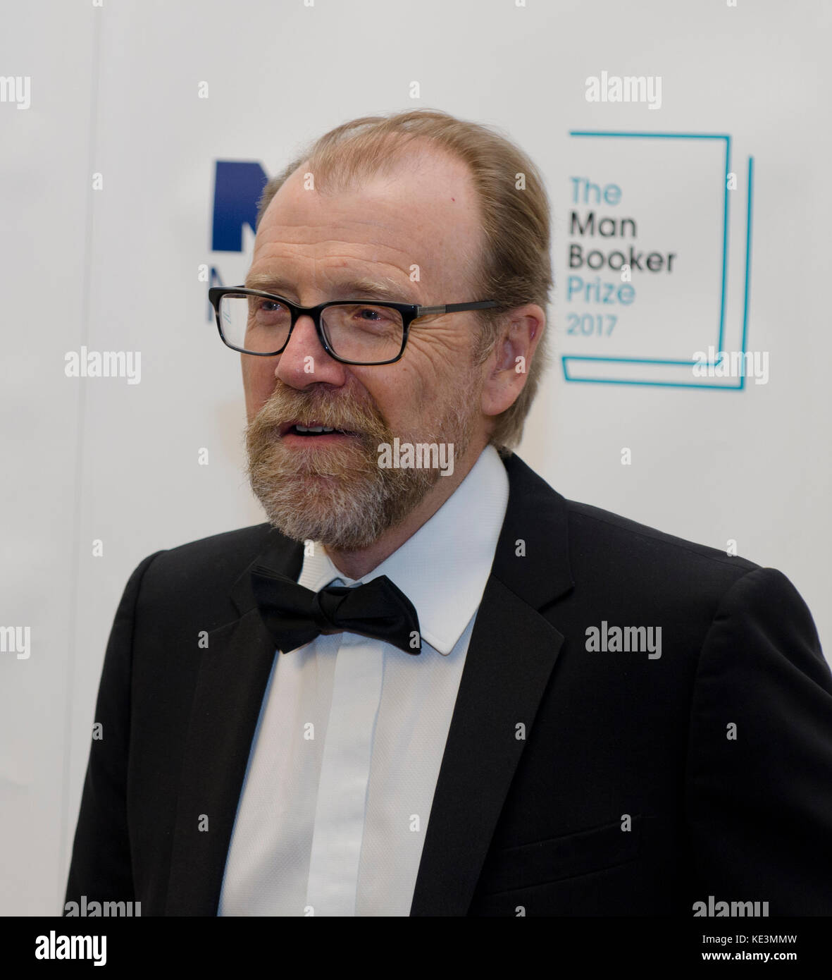 George Saunders kurz nach dem Gewinn des man Booker Prize for Fiction 2017 bei der Preisverleihung in London. George Saunders, US-Autor des Romans Lincoln in the Bardo (Bloomsbury) in der Guildhall London UK 17. Oktober 2017. Stockfoto