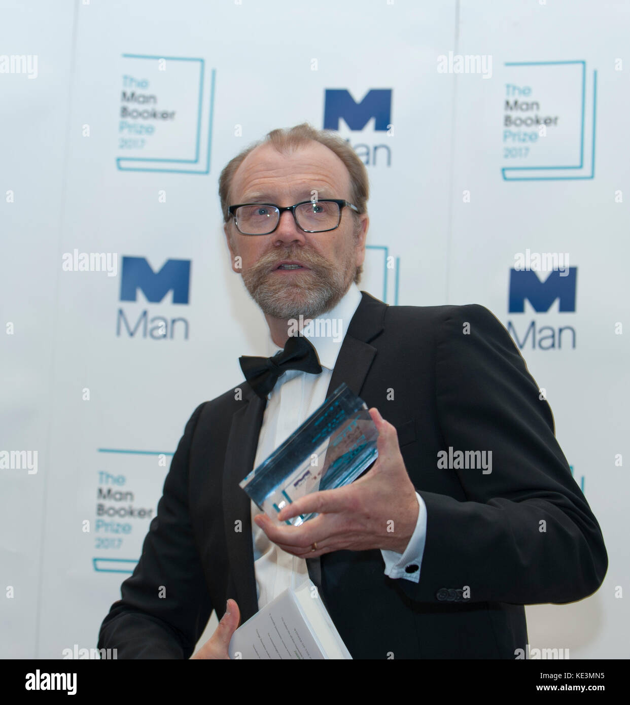 George Saunders kurz nach dem Gewinn des man Booker Prize for Fiction 2017 bei der Preisverleihung in London. George Saunders, US-Autor des Romans Lincoln in the Bardo (Bloomsbury) in der Guildhall London UK 17. Oktober 2017. Stockfoto