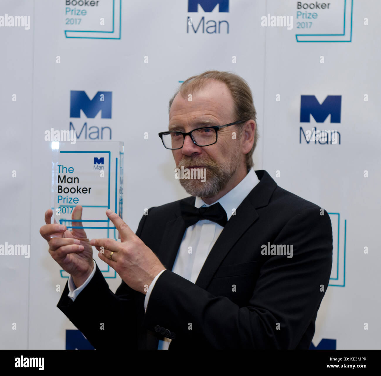 George Saunders kurz nach dem Gewinn des man Booker Prize for Fiction 2017 bei der Preisverleihung in London. George Saunders, US-Autor des Romans Lincoln in the Bardo (Bloomsbury) in der Guildhall London UK 17. Oktober 2017. Stockfoto