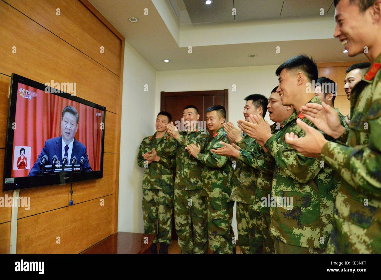 Qingdao, China. Oktober 2017. (NUR FÜR REDAKTIONELLE ZWECKE. CHINA OUT) . Menschen aus allen Gesellschaftsschichten beobachten live den 19. Nationalkongress der Kommunistischen Partei Chinas in Qingdao, ostchinesischer Provinz Shandong, am 18. Oktober 2017. Der 19. Nationalkongress der KPC wird am 18. Oktober 2017 in Peking eröffnet. Quelle: SIPA Asia/ZUMA Wire/Alamy Live News Stockfoto