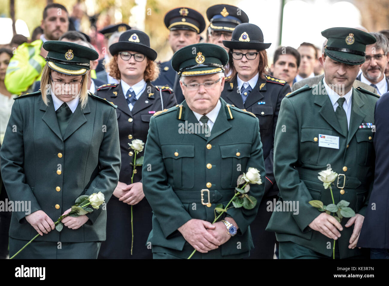 Brüssel, Belgien Oktober 2017. Polizeibeamte platzieren Blumen auf einem Denkmal zum Gedenken an die Opfer von Terroranschlägen, während sie am Europäischen marsch zu Ehren der Opfer des Terrorismus und der Rettungsdienste in Brüssel, Belgien am 18.10.2017 von Wiktor Dabkowski | Verwendung weltweit Credit: dpa Picture Alliance/Alamy Live News Stockfoto