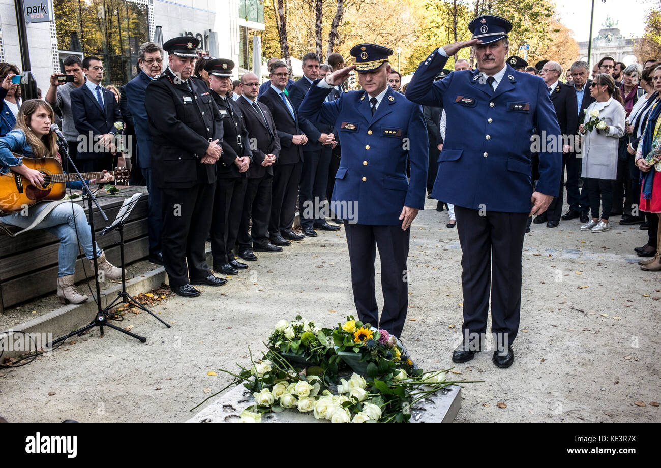 Brüssel, Belgien Oktober 2017. Polizeibeamte platzieren Blumen auf einem Denkmal zum Gedenken an die Opfer von Terroranschlägen, während sie am Europäischen marsch zu Ehren der Opfer des Terrorismus und der Rettungsdienste in Brüssel, Belgien am 18.10.2017 von Wiktor Dabkowski | Verwendung weltweit Credit: dpa Picture Alliance/Alamy Live News Stockfoto