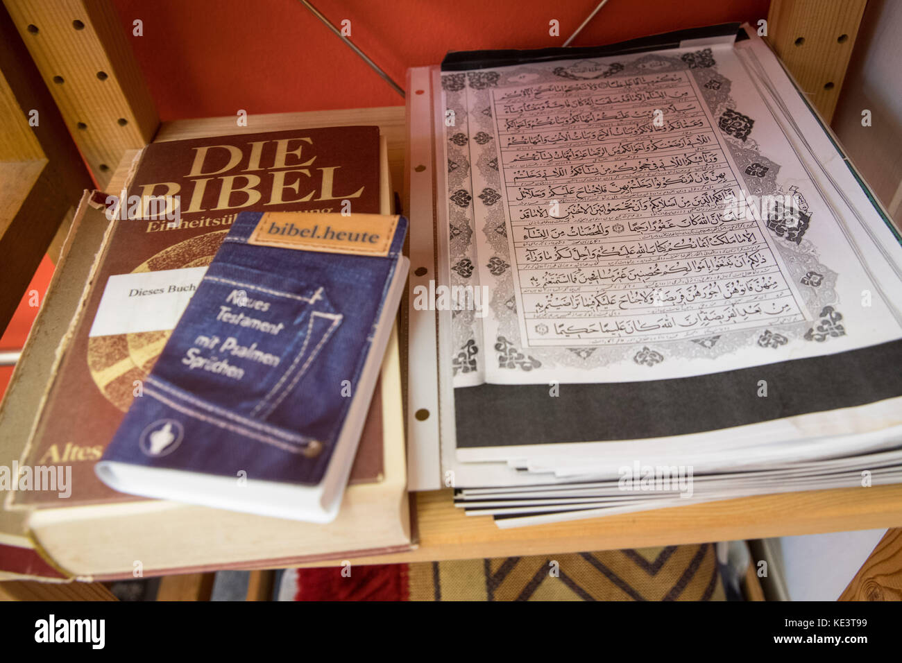 Hamburg, Deutschland. Oktober 2017. Eine Bibelkopie und Fotokopierauszüge aus dem Koran im „Stille Raum“ auf dem Campus der Universität Hamburg, 18. Oktober 2017. Der Raum wurde nach dem Verhaltenskodex der Universität für religiöse Bewahrung konzipiert, dem ersten solchen Kodex, der an einer deutschen Universität umgesetzt wurde. Der Kodex soll das friedliche und respektvolle Zusammenleben verschiedener religiöser Glaubensrichtungen unter den Studenten erleichtern. Quelle: Christian Charisius/dpa/Alamy Live News Stockfoto