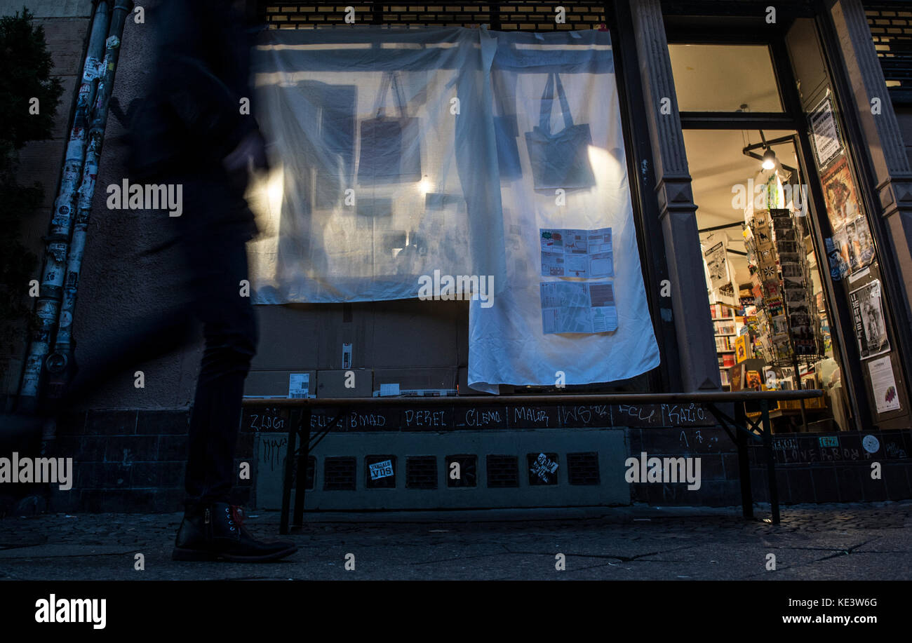 Berlin, Deutschland. Oktober 2017. Menschen gehen an einem mit Laken bedeckten Schaufenster im Stadtteil Kreuzberg in Berlin, 18. Oktober 2017 vorbei. Eine Reihe von Unternehmen in der Region nahmen an der Initiative Teil, ein Protest gegen Immobilienspekulationen durch Großinvestoren und Immobilienkonzerne. Quelle: Paul Zinken/dpa/Alamy Live News Stockfoto