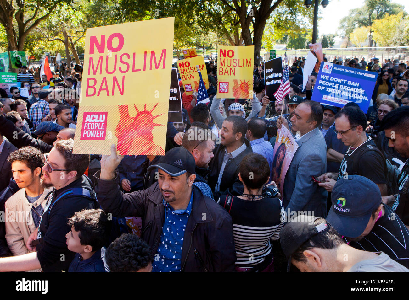 Mittwoch, Oktober 18th, 2017, Washington, DC, USA: Hunderte muslimische Amerikaner und Unterstützer Protest des Trump Verwaltung Versuche von 'Muslimische Verbot" am Lafayette Square, nur außerhalb des Weißen Hauses. Credit: B Christopher/Alamy leben Nachrichten Stockfoto