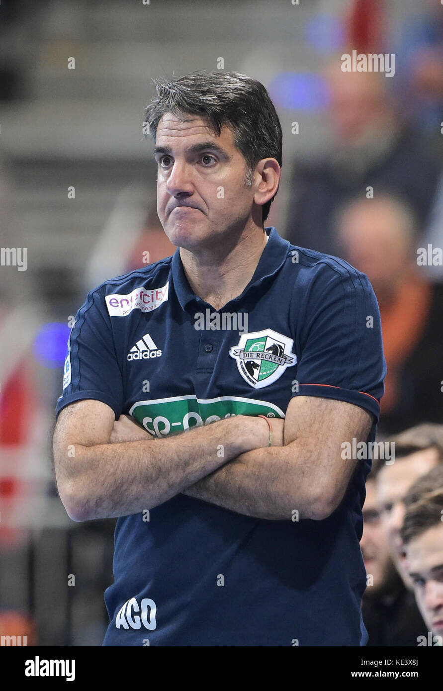 Hannovers Manager Antonio Carlos Ortega beobachtet das Handballspiel des DHB Cup zwischen dem TSV Hannover-Burgdorf und dem THW Kiel in der Swiss Life Hall in Hannover, 18. Oktober 2017. Foto: Silas Stein/dpa Stockfoto