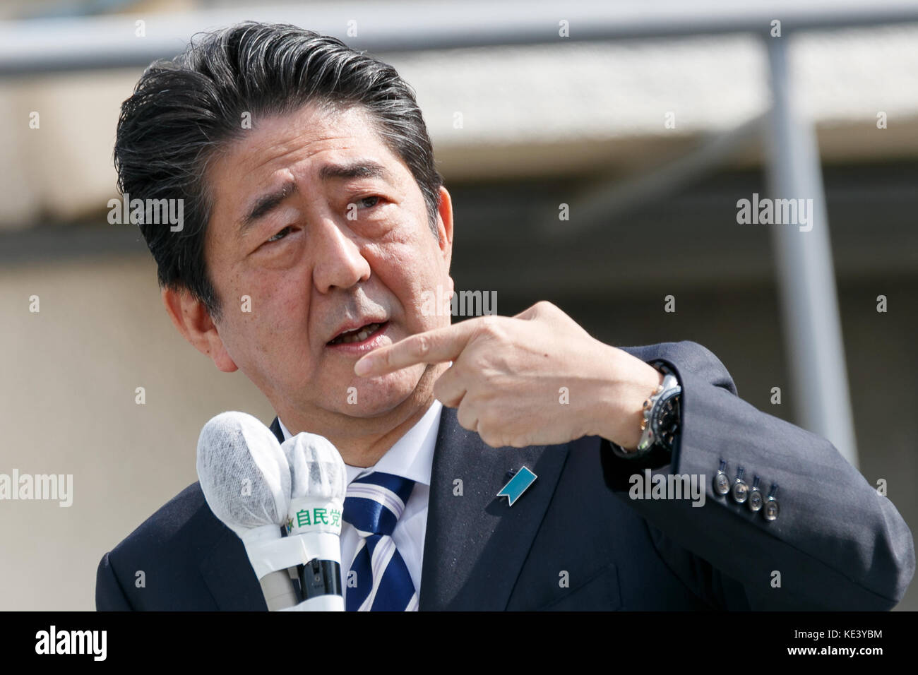 Der japanische Premierminister Shinzo Abe hält am 18. Oktober 2017 eine Rede vor der Hon-Kawagoe Station in Saitama, Japan. Abe war in Kawagoe, um den lokalen LDP-Kandidaten Saichi Kamiyama bei den Wahlen am 22. Oktober zu unterstützen. Eine Gruppe von Anti-Abe-Demonstranten mit Plakaten versuchte, das Ereignis zu stören. Quelle: Rodrigo Reyes Marin/AFLO/Alamy Live News Stockfoto