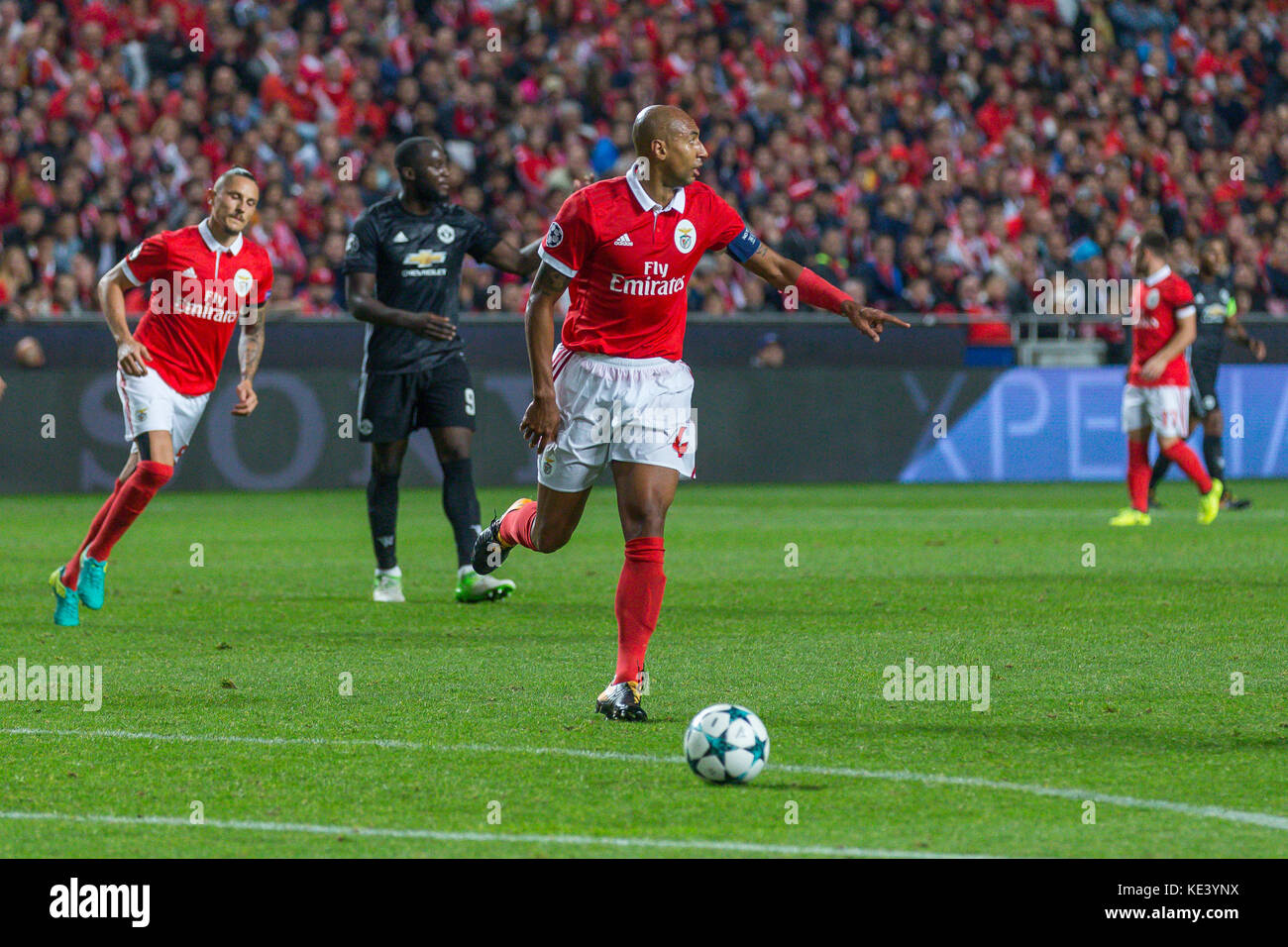 Lissabon, Portugal. 18 Okt, 2017. 18. Oktober 2017 in Lissabon, Portugal. benficaõs Defender aus Brasilien luisao (4) während das Spiel der Dritten Runde der UEFA Champions League Gruppe a, SL Benfica v Manchester United FC Credit: Alexandre de Sousa/alamy leben Nachrichten Stockfoto