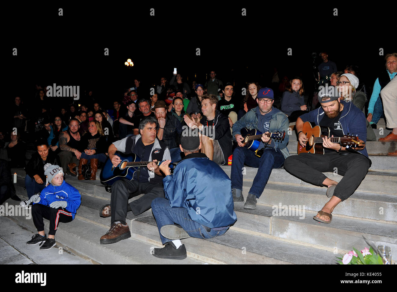 Ottawa, Kanada - 18. Oktober 2017: Fans versammeln sich auf dem Parliament Hill zu einer spontanen Mahnwache für Gord Downie, eine kanadische Ikone. Der Frontmann für The Tragically Hip starb in der Nacht zuvor und die Fans wollten seinen Tod betrauern und sein Leben gemeinsam feiern. Quelle: Paul McKinnon/Alamy Live News Stockfoto