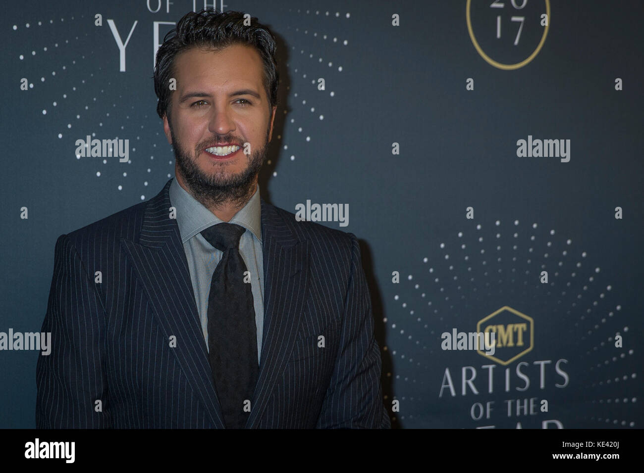 Nashville, Tenessee, USA. 18 Okt, 2017. NASHVILLE, TN-Luke Bryan kommt auf dem roten Teppich auf der CMT 2017 Künstler des Jahres am Schermerhorn Symphony Center in Nashville, TN. Credit: Foto Access/Alamy leben Nachrichten Stockfoto