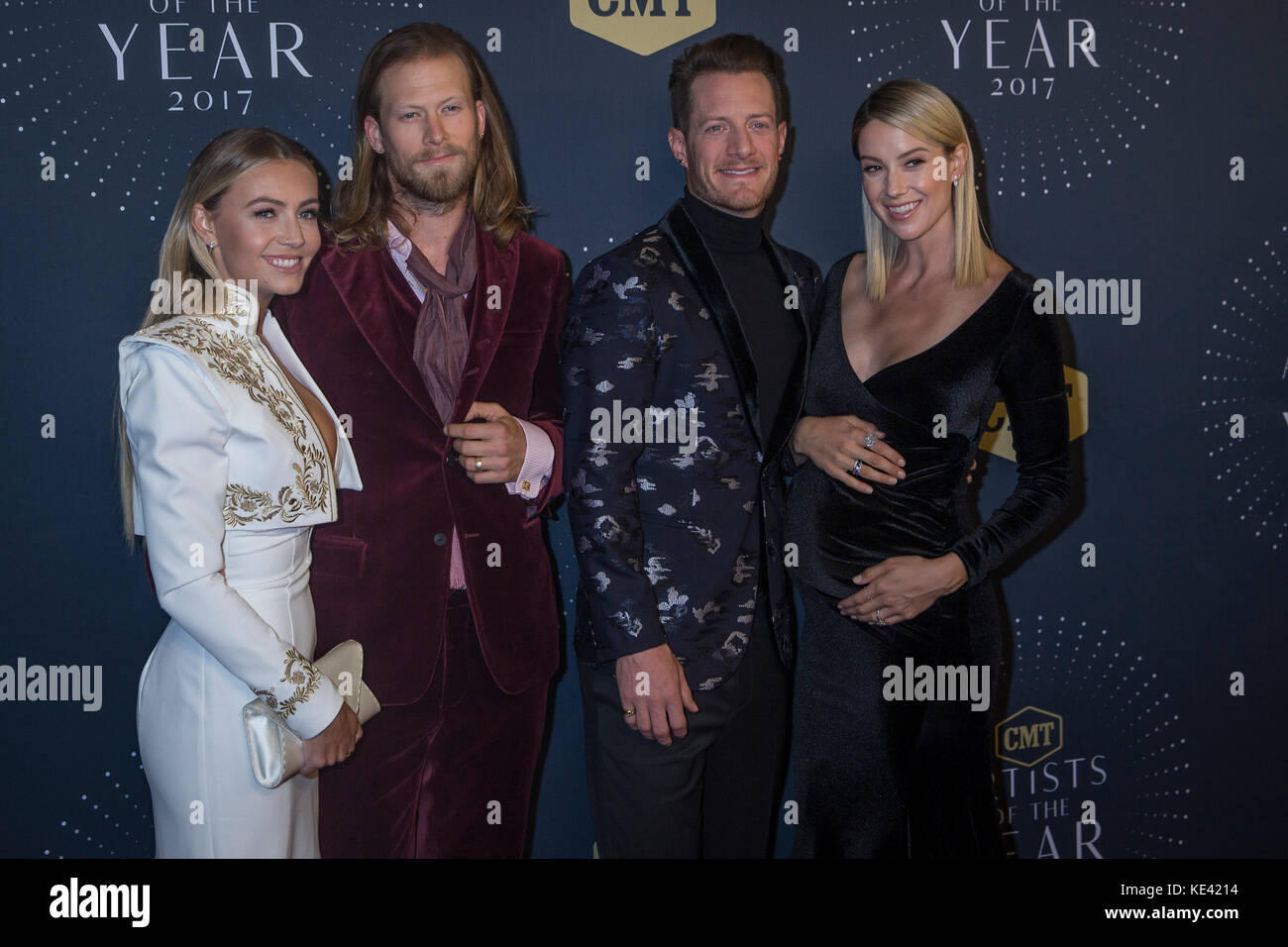 Nashville, Tenessee, USA. 18 Okt, 2017. NASHVILLE, TN - Brian Kelley und Tyler Hubbard von Florida Georgia Line zusammen mit Frauen Brittney Marie Cole und Hayley Stommel ankommen auf dem roten Teppich auf der CMT 2017 Künstler des Jahres am Schermerhorn Symphony Center in Nashville, TN. Credit: Foto Access/Alamy leben Nachrichten Stockfoto