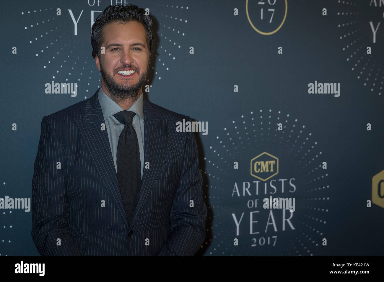 Nashville, Tenessee, USA. 18 Okt, 2017. NASHVILLE, TN-Luke Bryan kommt auf dem roten Teppich auf der CMT 2017 Künstler des Jahres am Schermerhorn Symphony Center in Nashville, TN. Credit: Foto Access/Alamy leben Nachrichten Stockfoto