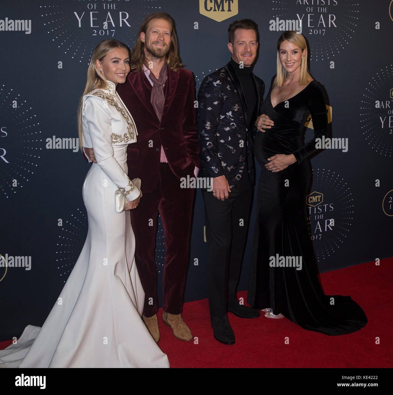 Nashville, Tenessee, USA. 18 Okt, 2017. NASHVILLE, TN - Brian Kelley und Tyler Hubbard von Florida Georgia Line zusammen mit Frauen Brittney Marie Cole und Hayley Stommel ankommen auf dem roten Teppich auf der CMT 2017 Künstler des Jahres am Schermerhorn Symphony Center in Nashville, TN. Credit: Foto Access/Alamy leben Nachrichten Stockfoto