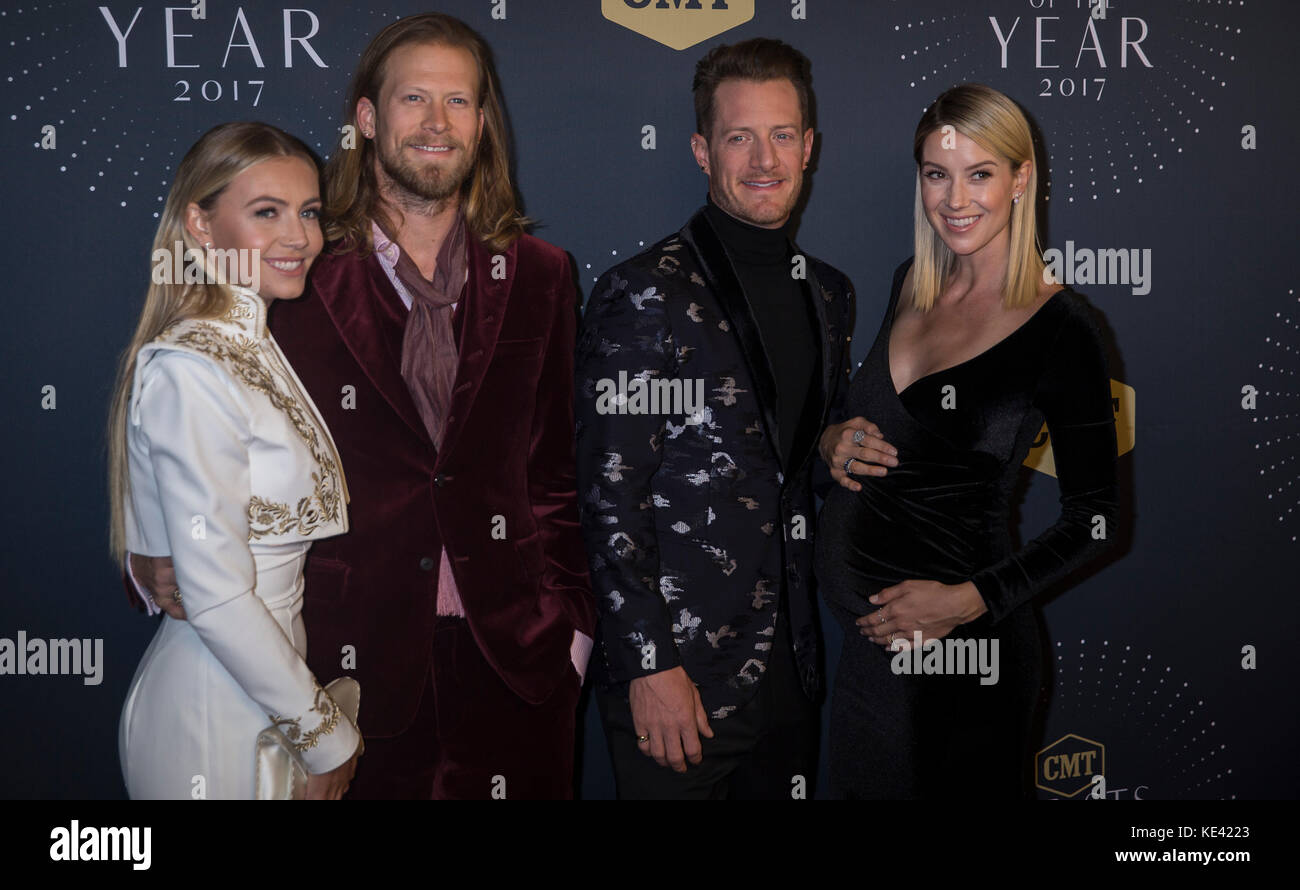 Nashville, Tenessee, USA. 18 Okt, 2017. NASHVILLE, TN - Brian Kelley und Tyler Hubbard von Florida Georgia Line zusammen mit Frauen Brittney Marie Cole und Hayley Stommel ankommen auf dem roten Teppich auf der CMT 2017 Künstler des Jahres am Schermerhorn Symphony Center in Nashville, TN. Credit: Foto Access/Alamy leben Nachrichten Stockfoto