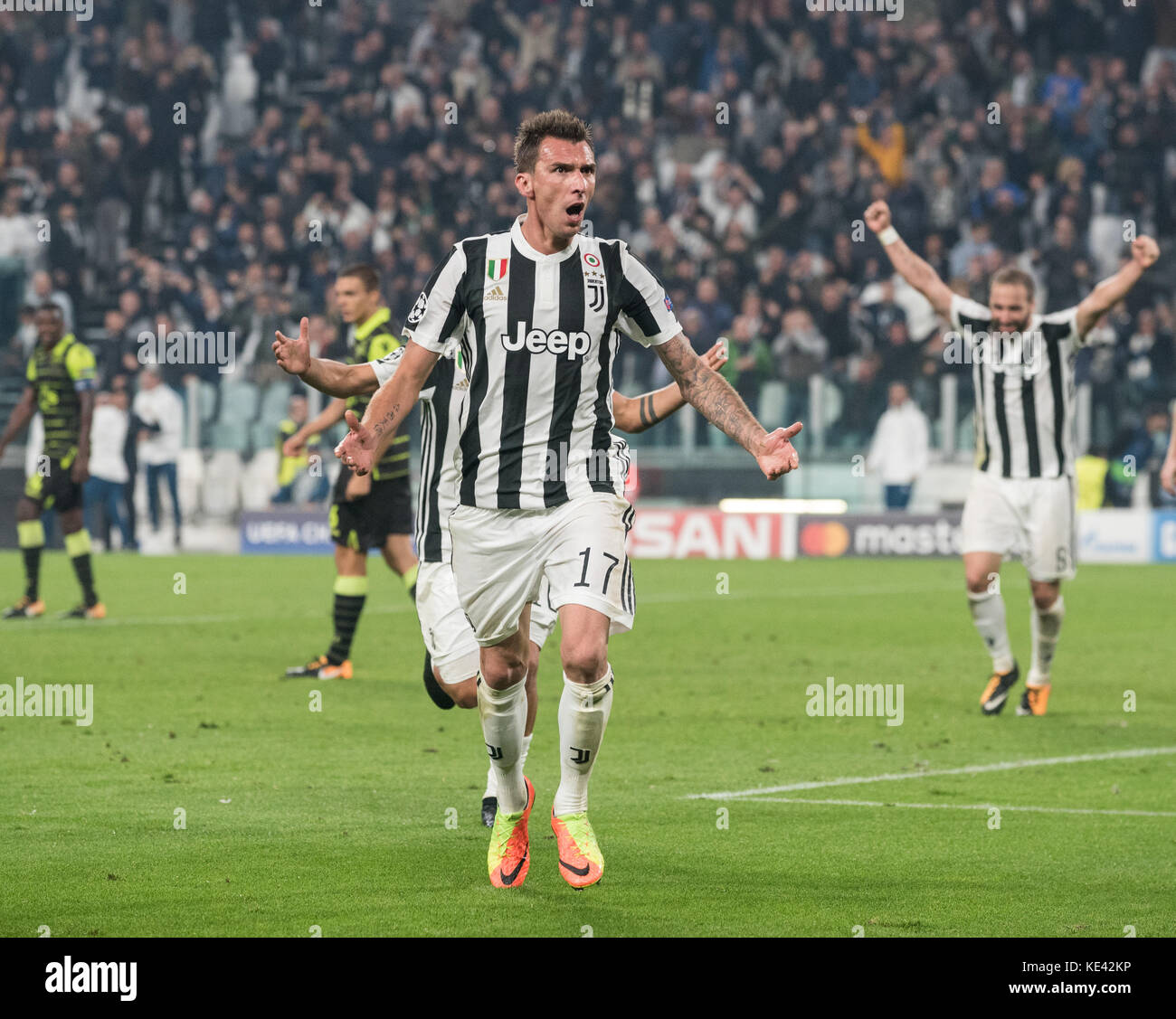 Turin, Italien. 18 Okt, 2017. Mario mandzukic (Juventus FC) während der Champions League Spiel FC Juventus vs Sporting Clube de Portugal feiert. juventus 2-1 bei juventus Stadion in Turin 18 Oktober 2017 Kredit gewinnen: Alberto gandolfo/alamy leben Nachrichten Stockfoto