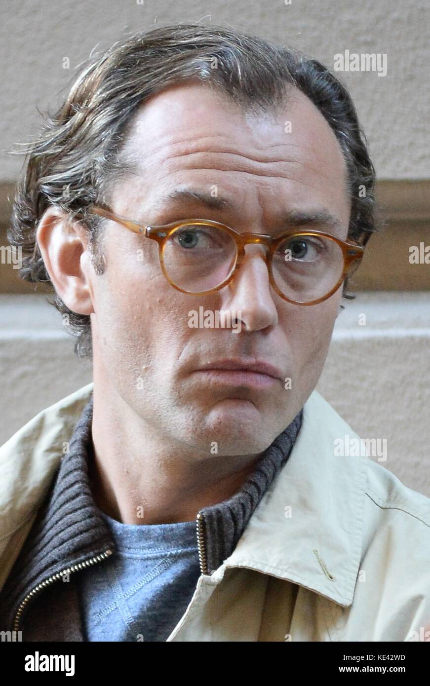 New York, NY, USA. 18 Okt, 2017. Jude Law auf Position für untitled Woody Allen Projekt Dreh vor Ort, West Village, New York, NY 18. Oktober 2017. Credit: Kristin Callahan/Everett collection/alamy leben Nachrichten Stockfoto