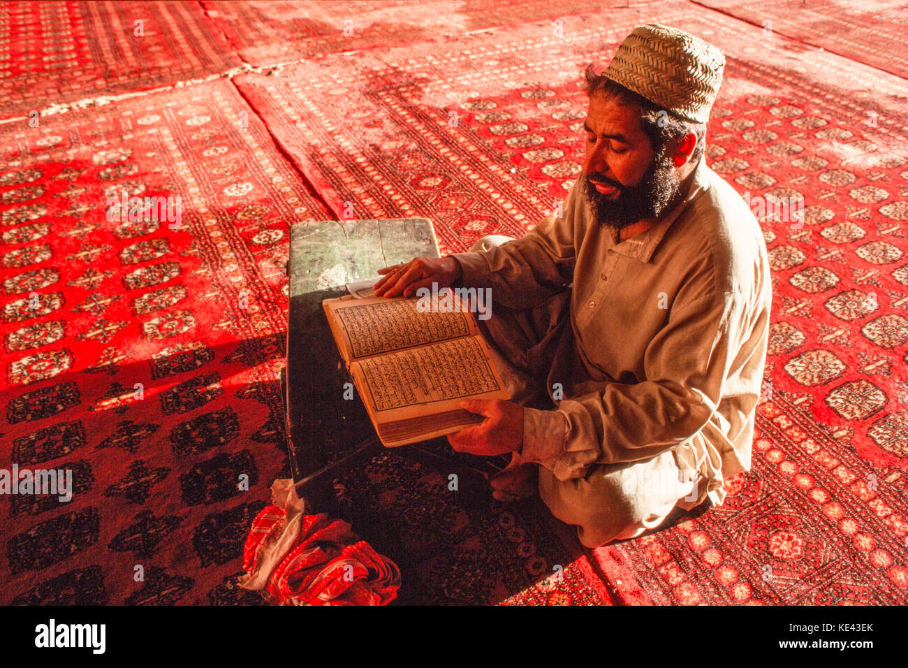 Studium der Koran, Badshahi Moschee, Lahore, Pakistan. Stockfoto