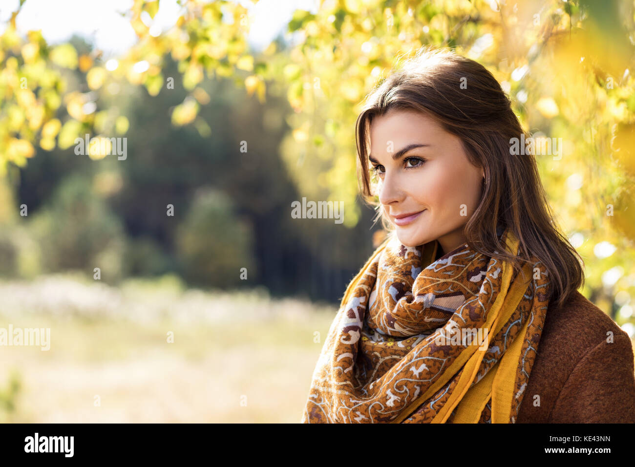 Junge Frau im goldenen Herbst Park. Stockfoto