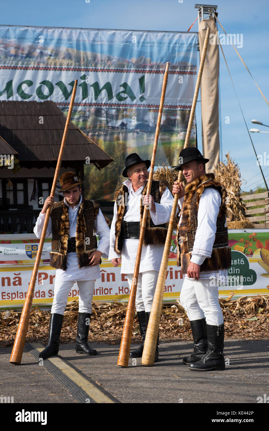 Cluj Napoca, Rumänien - Oktober 15, 2017: Ein traditioneller Folk Band der rumänischen Volksmusik auf alpinen Hörner während der herbstmesse Stockfoto