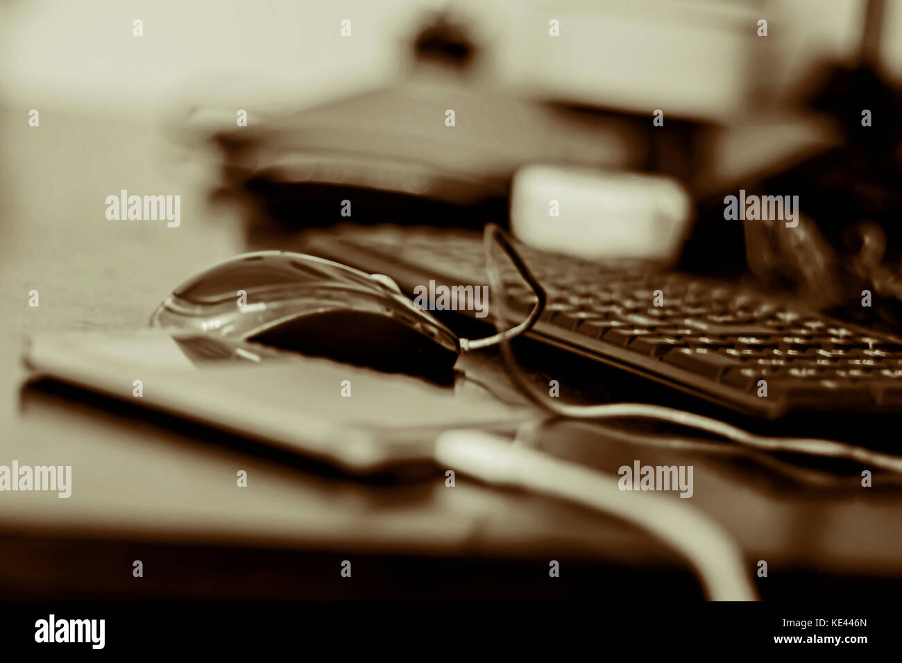 Arbeitsbereich. Handy. Computer Maus und Tastatur. Hintergrundbild Stockfoto