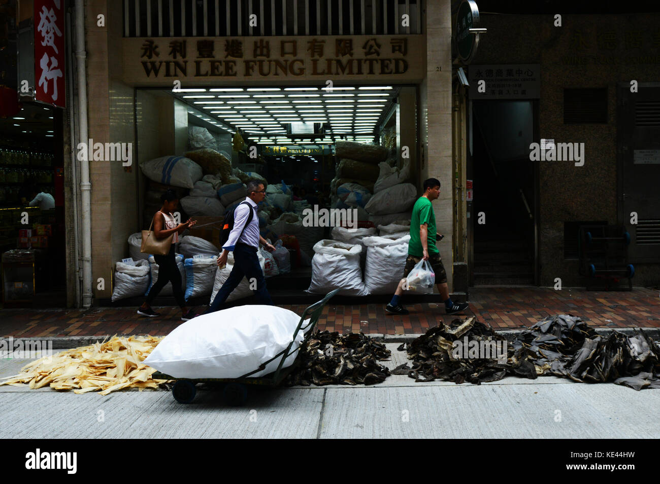 Sheung Wan hat viele traditionelle getrockneten Fisch und Meeresfrüchte Produkte in Geschäften oder von Anbietern auf der Straße verkauft. Stockfoto