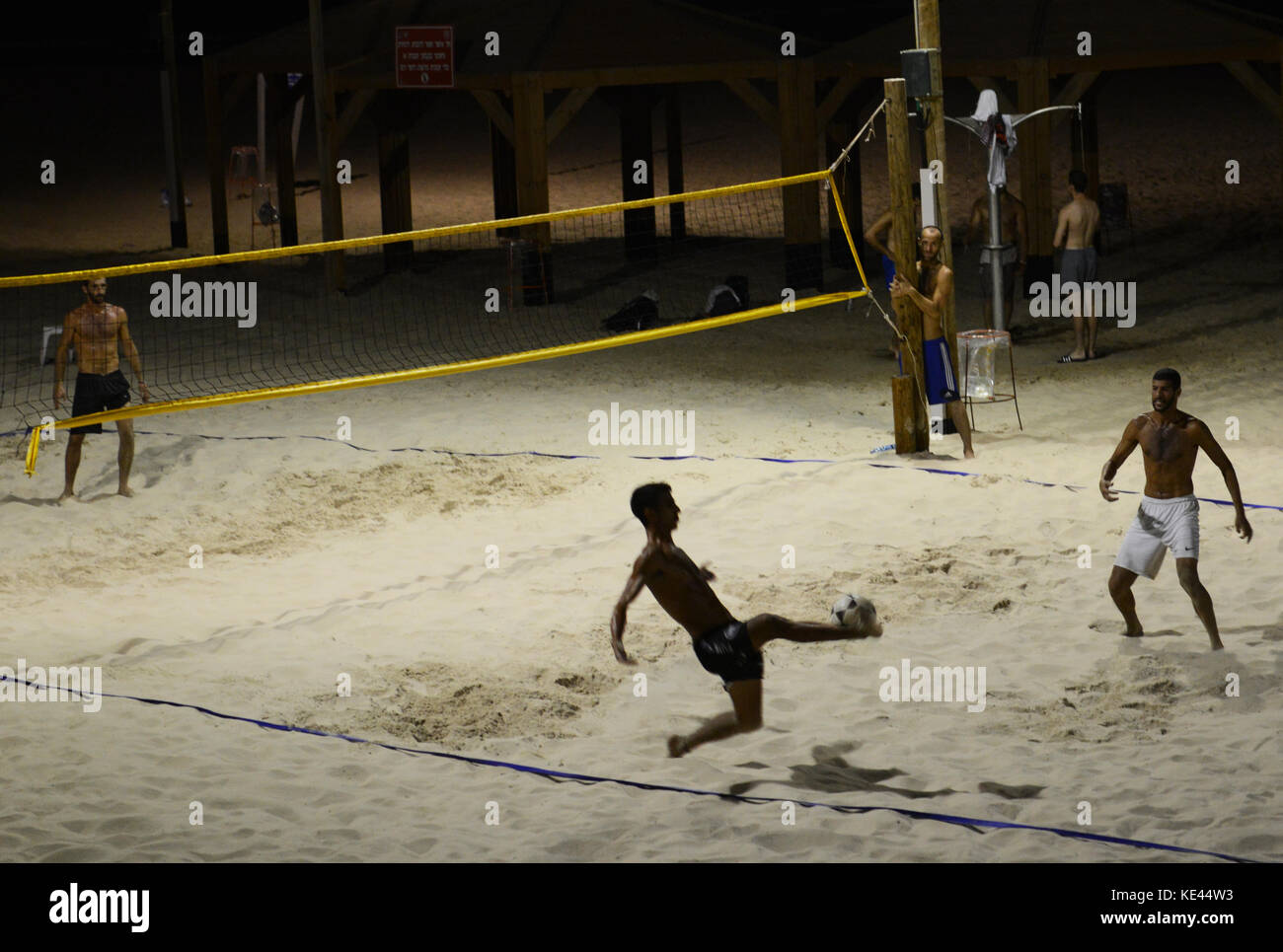 Ein Verbände Spiel auf dem Strand in Tel Aviv. Stockfoto