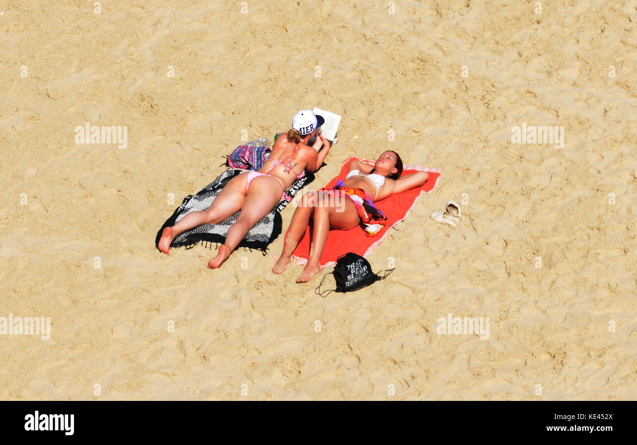 Sonnenbaden auf der weiche Sand am Strand in Tel Aviv. Stockfoto