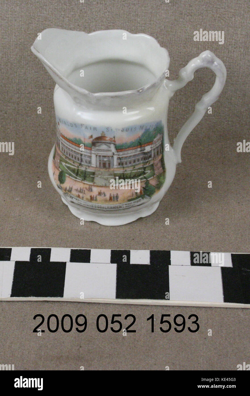 Weißer Keramik Rahmtopf mit Farbe Transfer Bild der Regierung der Vereinigten Staaten von Gebäude an der World's Fair 1904 Stockfoto