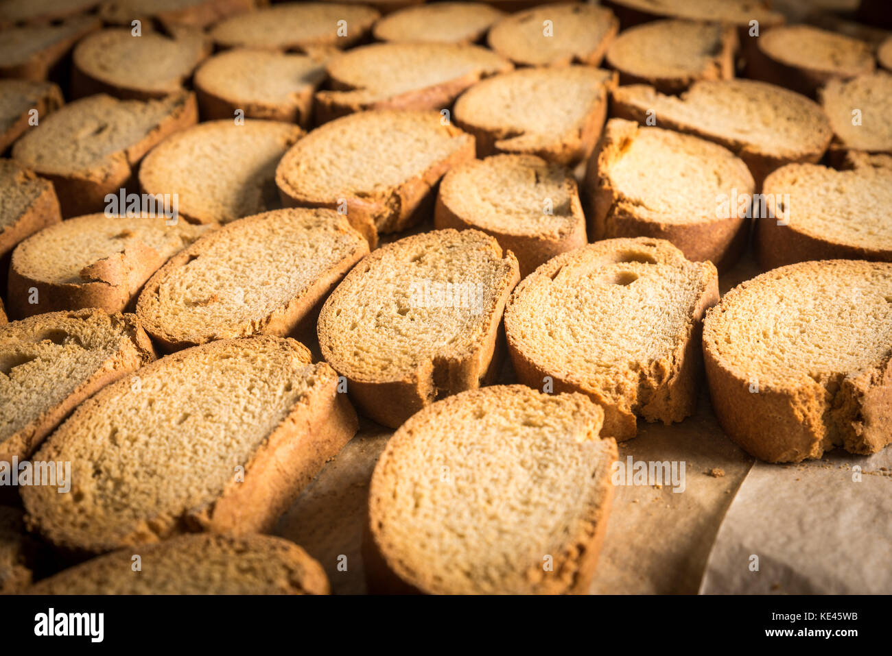 Rack von Brot Gebäck in einem industriellen Ofen Stockfoto