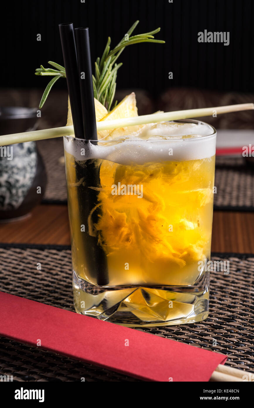 Starke alkoholische Cocktail in einem Sushi Restaurant auf einem dunklen Schreibtisch Stockfoto