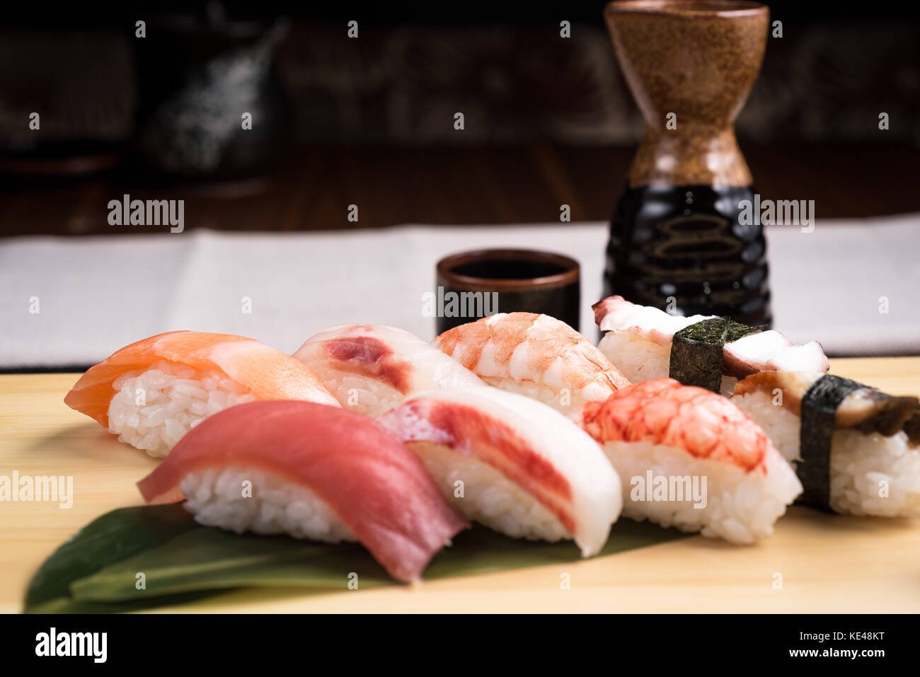 Frische nigiri Sushi in einer Platte in einem japanischen Restaurant jtraditional Stockfoto