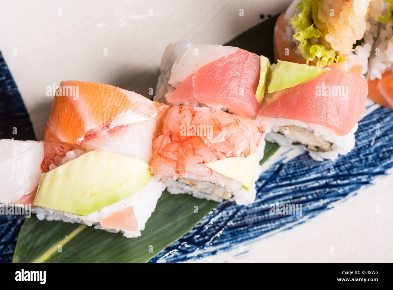 Köstliche frische Sushi Rollen auf einer Platte in einem japanischen Restaurant Stockfoto