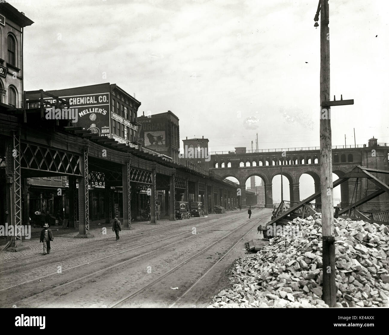 Wharf Street nach Norden in Richtung Pfeiffer Chemical Company in 500 North Commercial Street. Eads Bridge in der Ferne Stockfoto