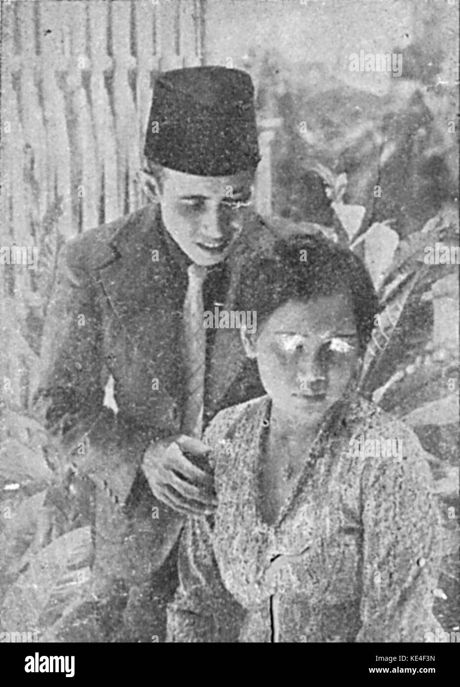 Harta Berdarah ist ein Roman von Rachmat und Atikah, der sich mit Themen wie Familie, Loyalität und Kampf befasst und tiefe emotionale Konflikte und kulturelle Aspekte in der indonesischen Gesellschaft erforscht. Stockfoto