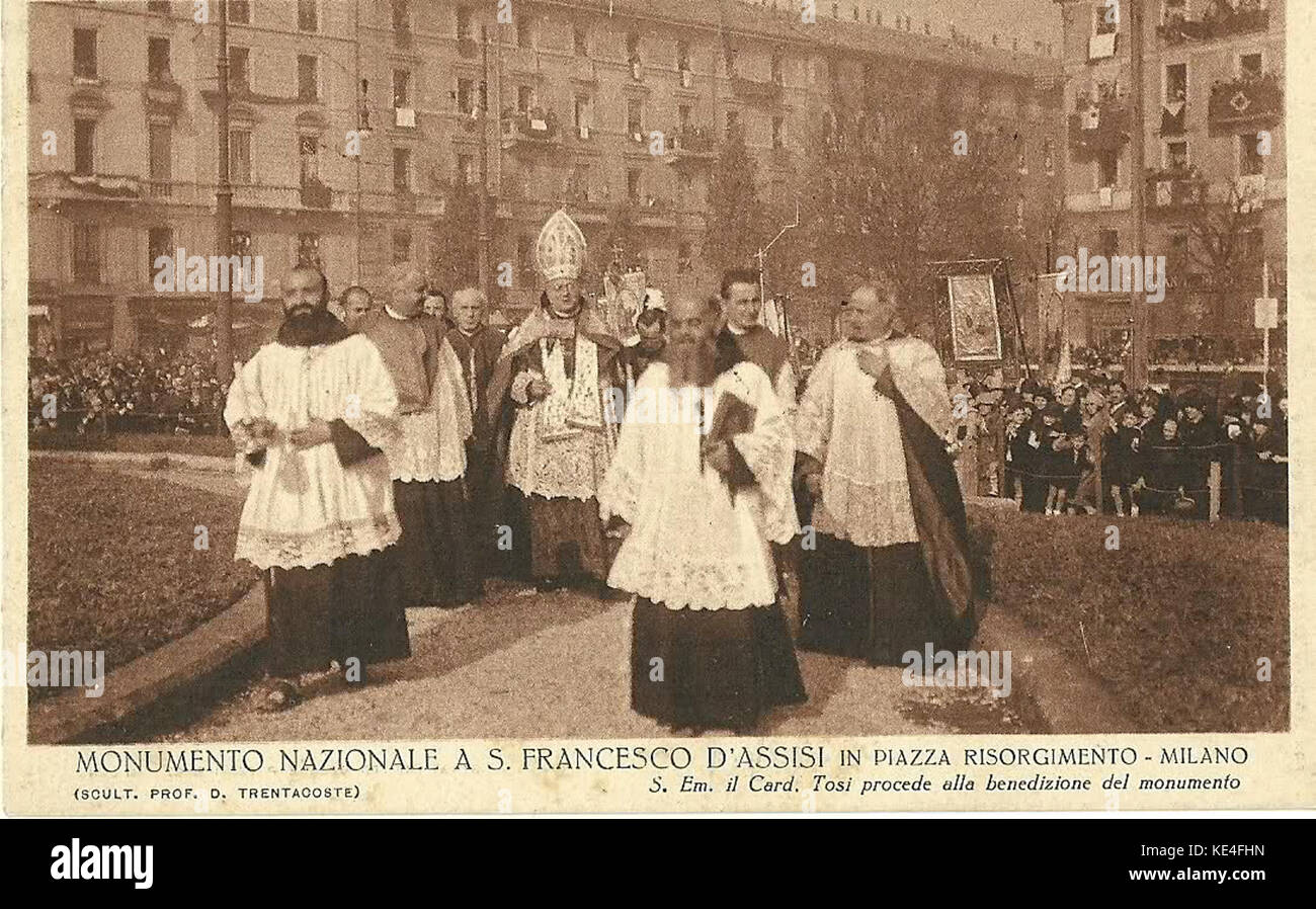 Dieses Bild aus dem Jahr 1926 zeigt die Einweihung der Statue San Francesco auf der Mailänder Piazza Risorgimento. Die Statue erinnert an San Francesco und seine kulturelle und religiöse Bedeutung in Italien. Stockfoto