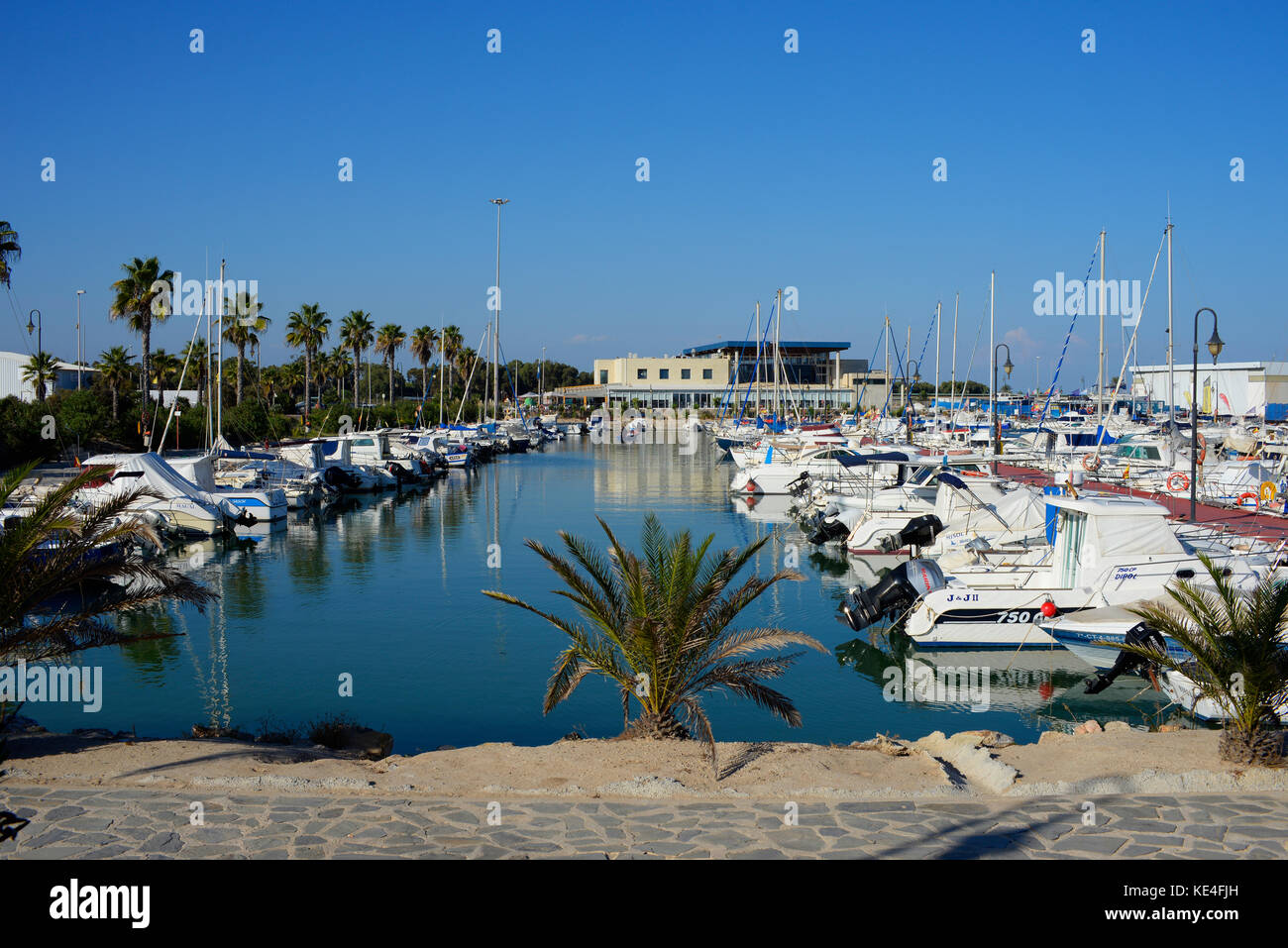 Marina de las Dunas Marina Dunes in Guardamar del Segura, Costa Blanca, Spanien. Spanisch. Yachten. Boote. Mediterrane Fischerstadt Stockfoto