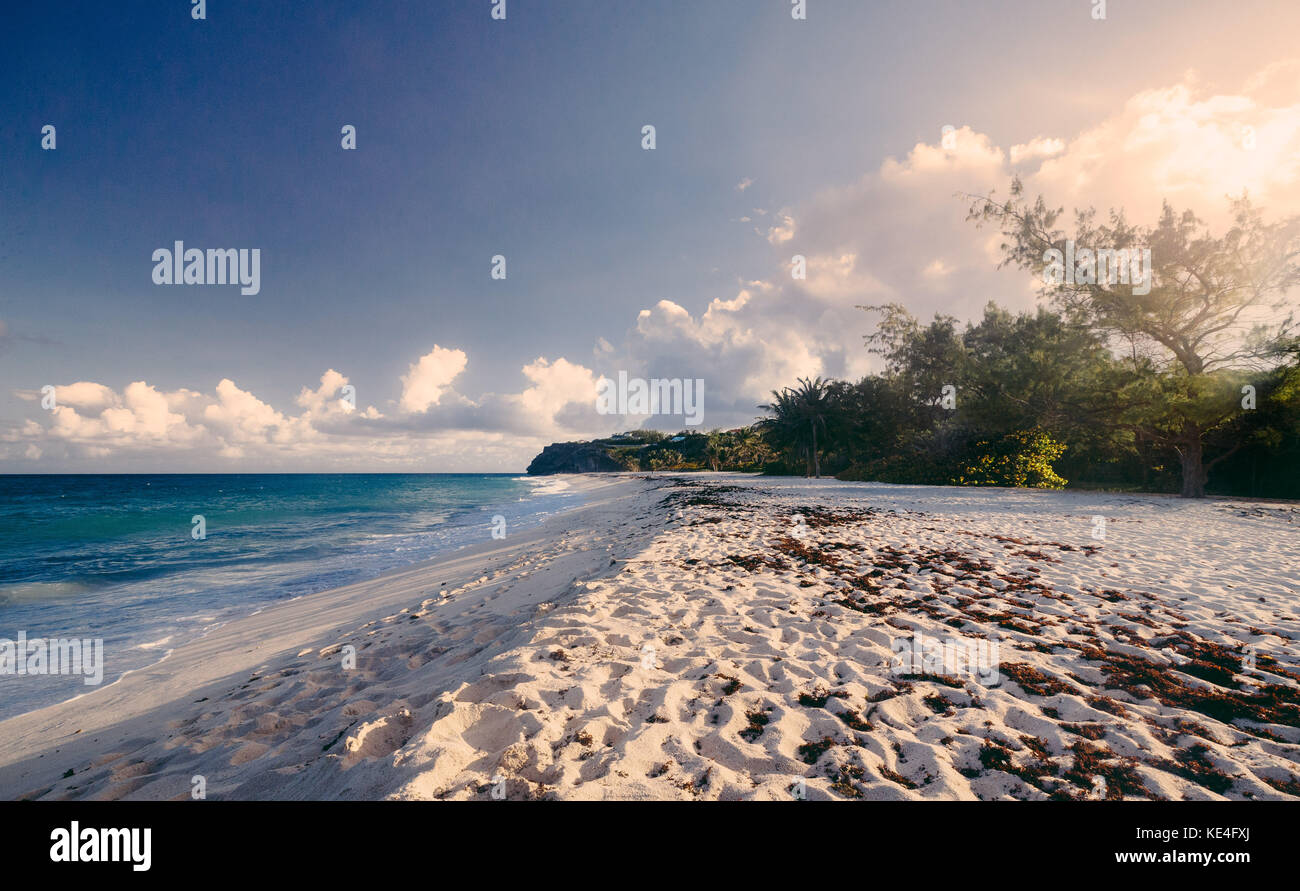 Ein Blick entlang der schönen Foul Bay auf der karibischen Insel Barbados. Stockfoto