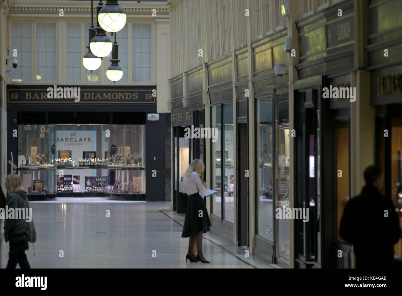 Innenraum Argyll Arcade die älteste Mall in Schottland Juwelier Arbeitnehmer bei der Fenster Anzeige Stockfoto