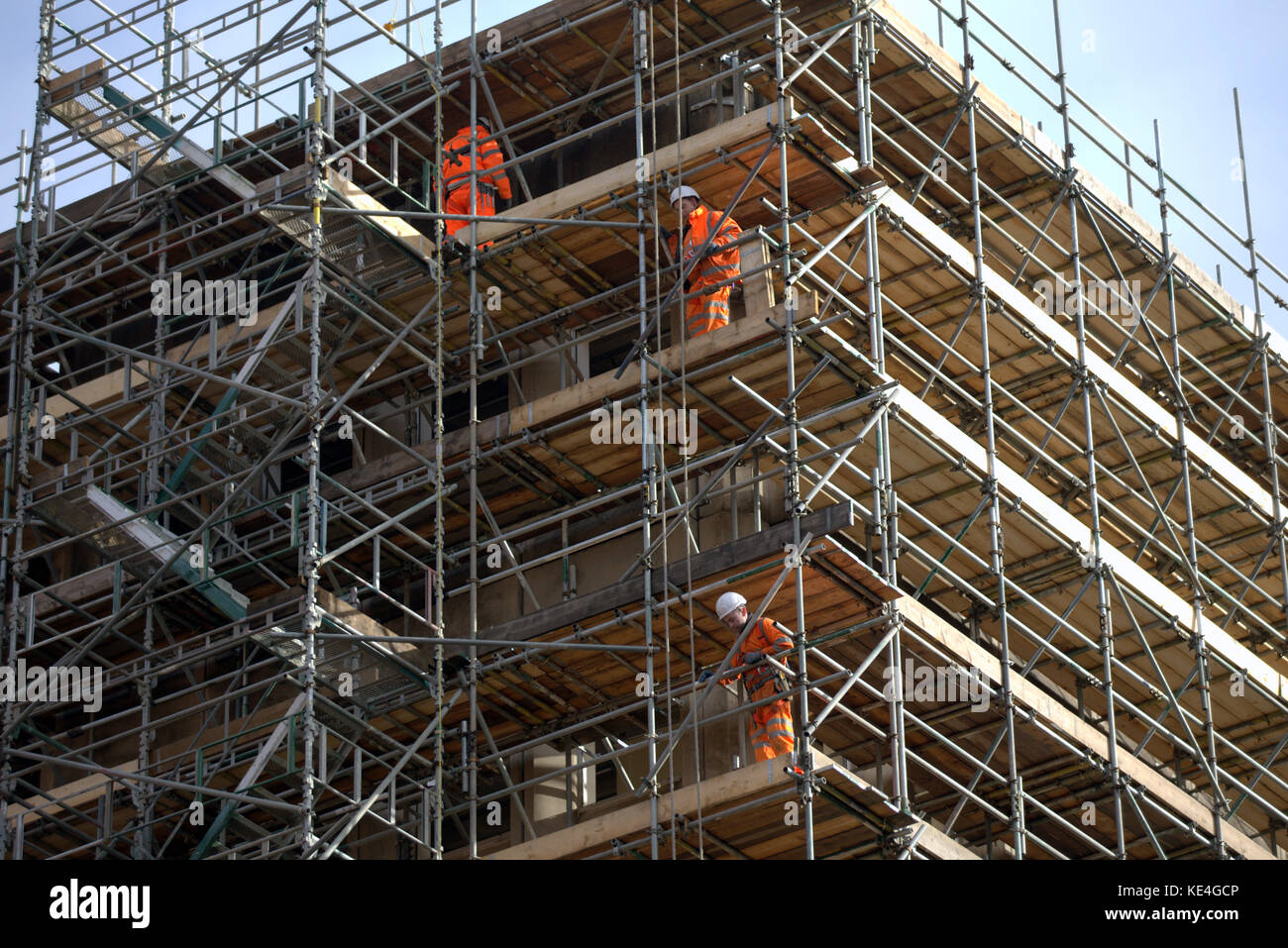 Neuer scotrail Bahnhof Umbau Queen Street, Glasgow männlicher Bauarbeiter Helm auf Gerüsten Himmel Kopierraum Stockfoto